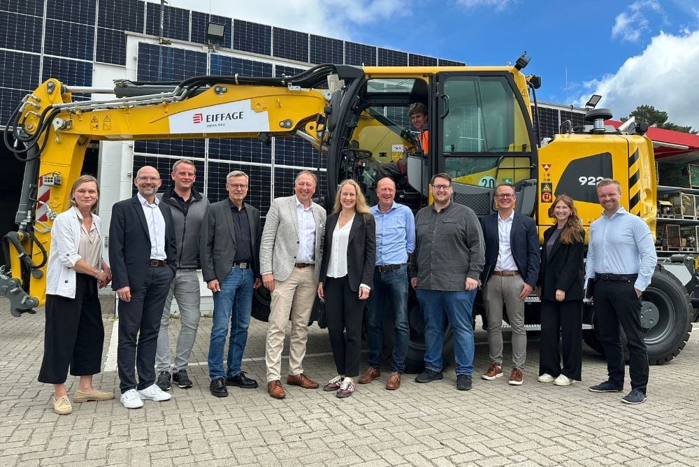 Tauschten sich beim Besuch von Eiffage Infra-Nordwest aus (v.l.): Stefanie Weber, Welcome & Work Center (WWC) Landkreis Osnabrück, WIGOS-Geschäftsführer Peter Vahrenkamp, Marcel Strössner, Eiffage Infra-Nordwest, Wallenhorsts Bürgermeister Otto Steinkamp, Geschäftsführer Manfred Inden, Landrätin Anna Kebschull, Geschäftsführer Frank Sauer, Nils Tiedemann, Gemeinde Wallenhorst, Patrick Otto, Prokurist Eiffage Infra-Nordwest, Lisa-Marie Klein, Eiffage Infra-Nordwest, und Phillip Gast, Personalleiter Eiffage Infra-Nordwest.